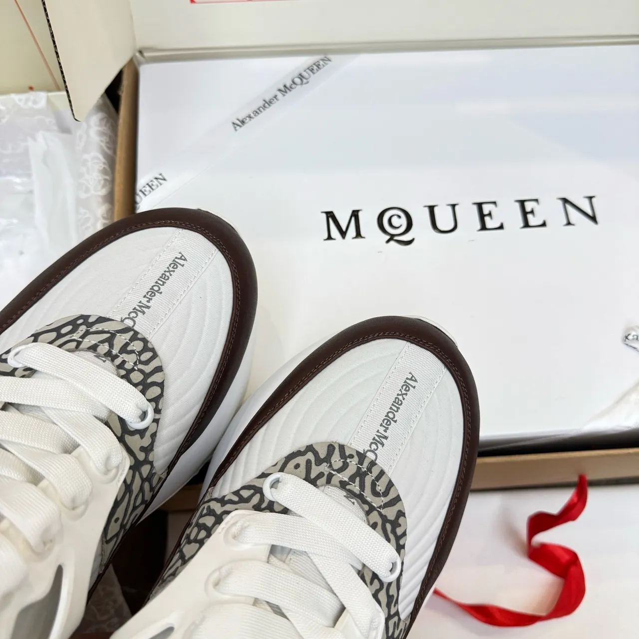 Alexander McQueen बड़ी साइज़ की स्नीकर सफेद भूरी ज़ेब्रा प्रिंट चंकी स्नीकर 3