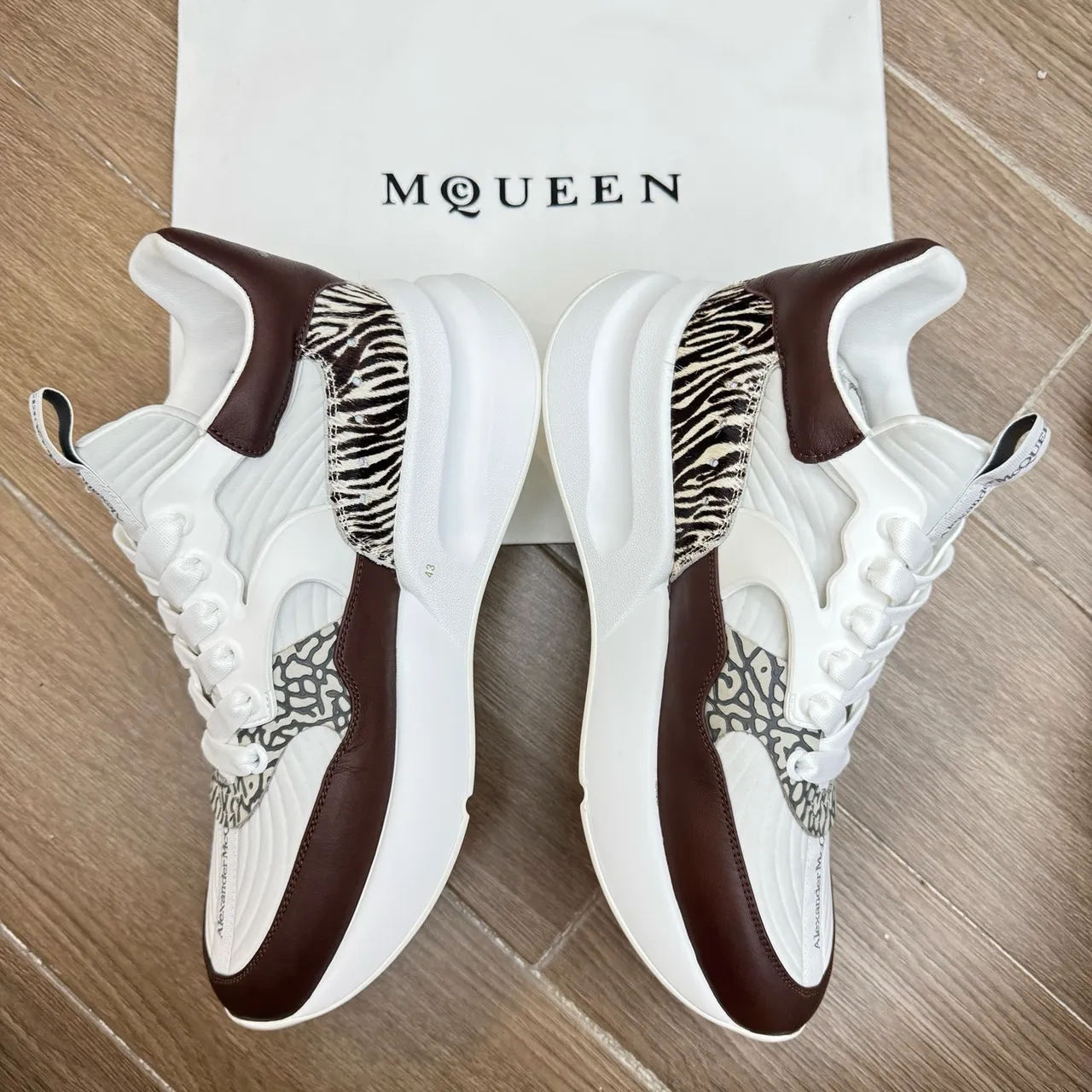 Alexander McQueen बड़ी साइज़ की स्नीकर सफेद भूरी ज़ेब्रा प्रिंट चंकी स्नीकर 5