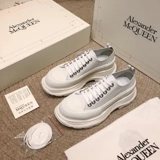Alexander McQueen ओवरसाइज्ड सफेद चंकी स्नीकर