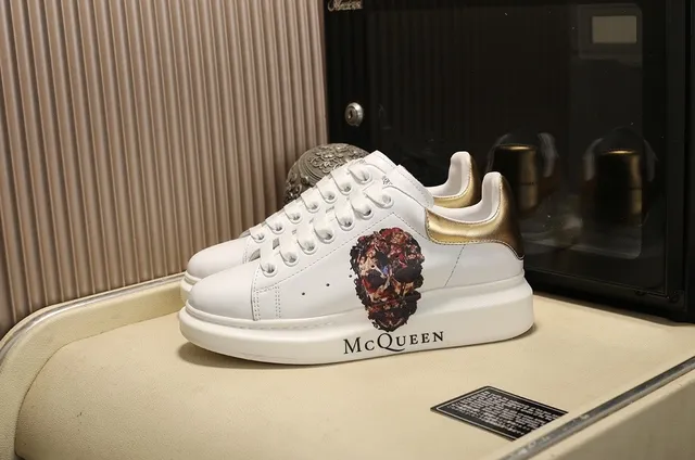 Alexander McQueen Oversized Sneaker White Gold Skull Lifestyle Sneakers 8
