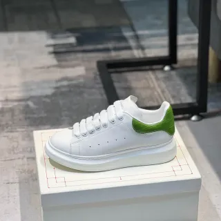 Alexander McQueen ओवरसाइज्ड व्हाइट एंड ग्रीन प्लेटफॉर्म स्नीकर स्मूथ लेदर अपर लाइफस्टाइल स्नीकर