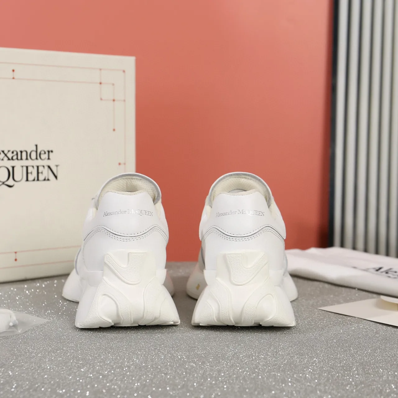 Alexander McQueen tênis oversized branco lifestyle 2