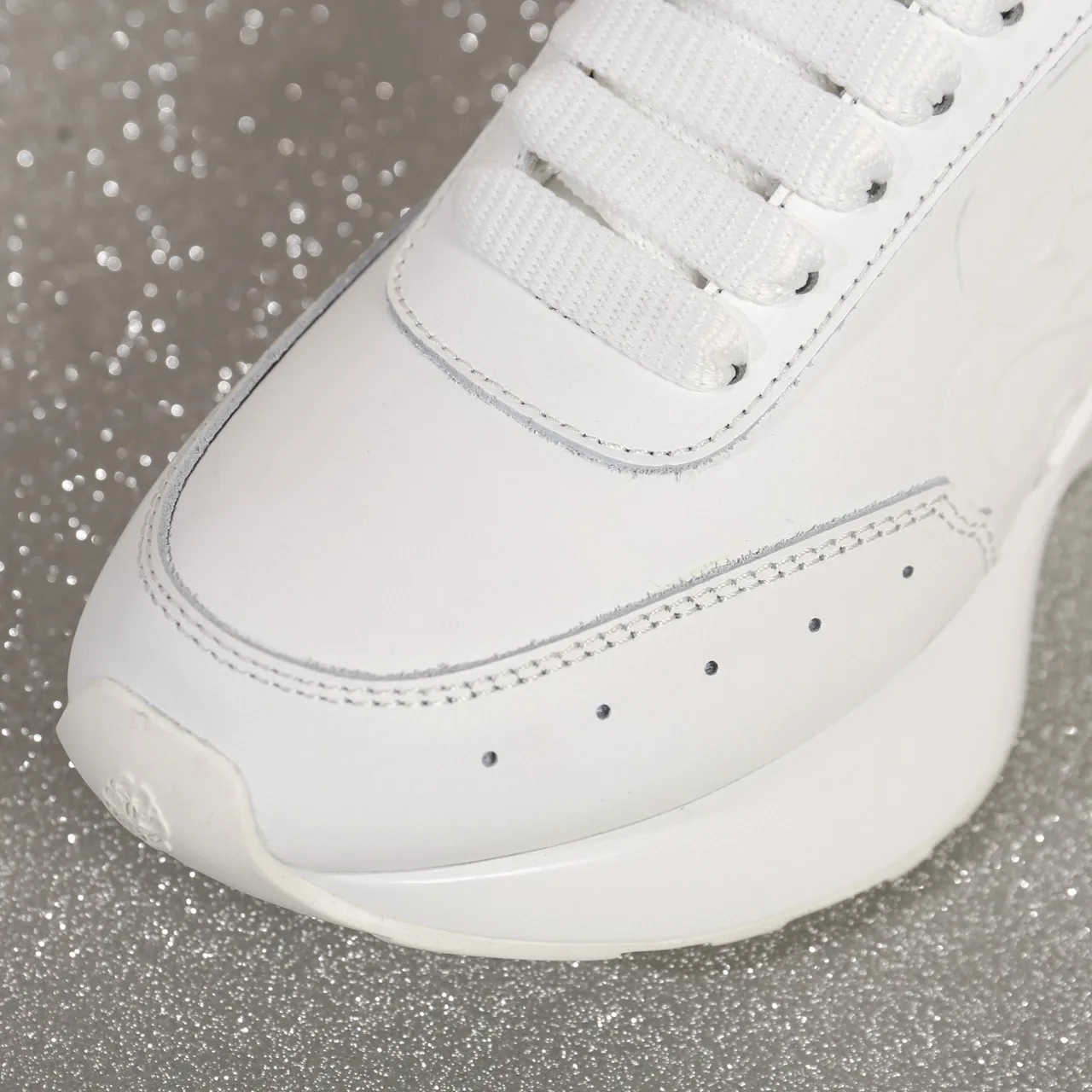 Alexander McQueen tênis oversized branco lifestyle 3