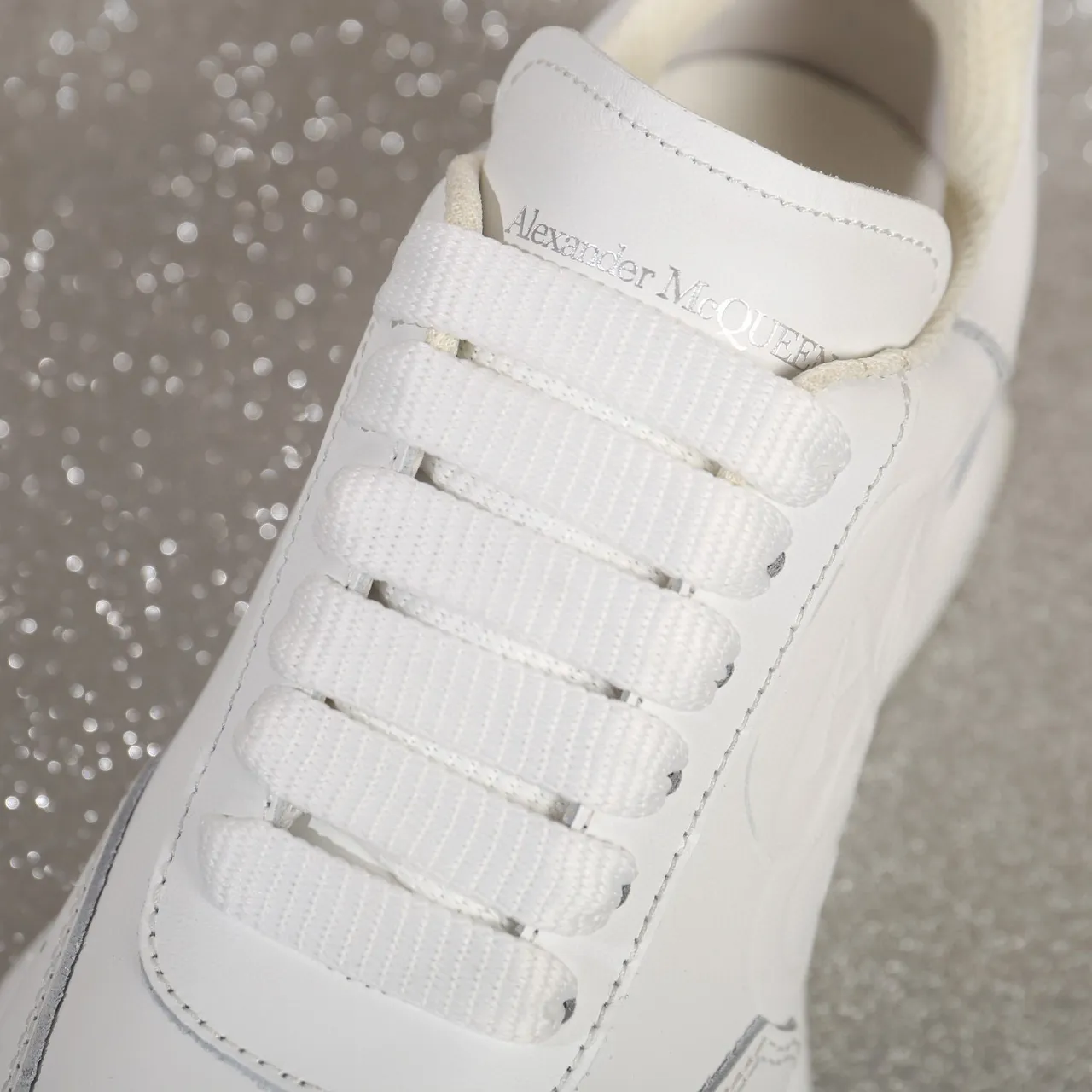 Alexander McQueen tênis oversized branco lifestyle 4