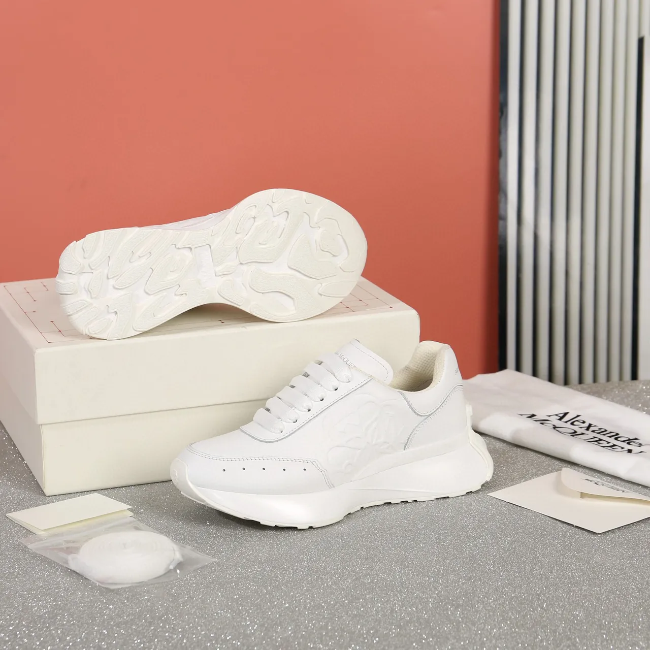 Alexander McQueen tênis oversized branco lifestyle 6