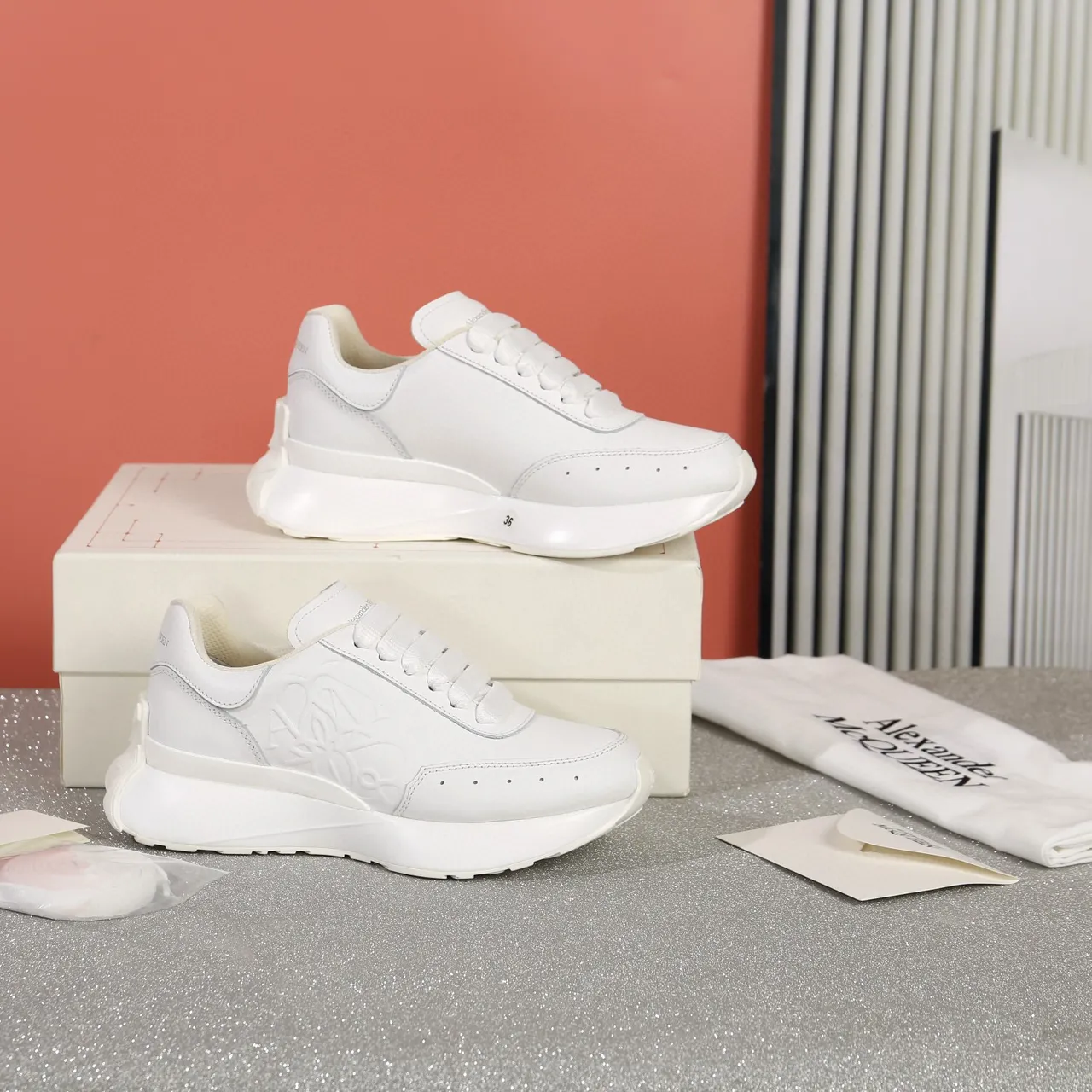 Alexander McQueen tênis oversized branco lifestyle 7