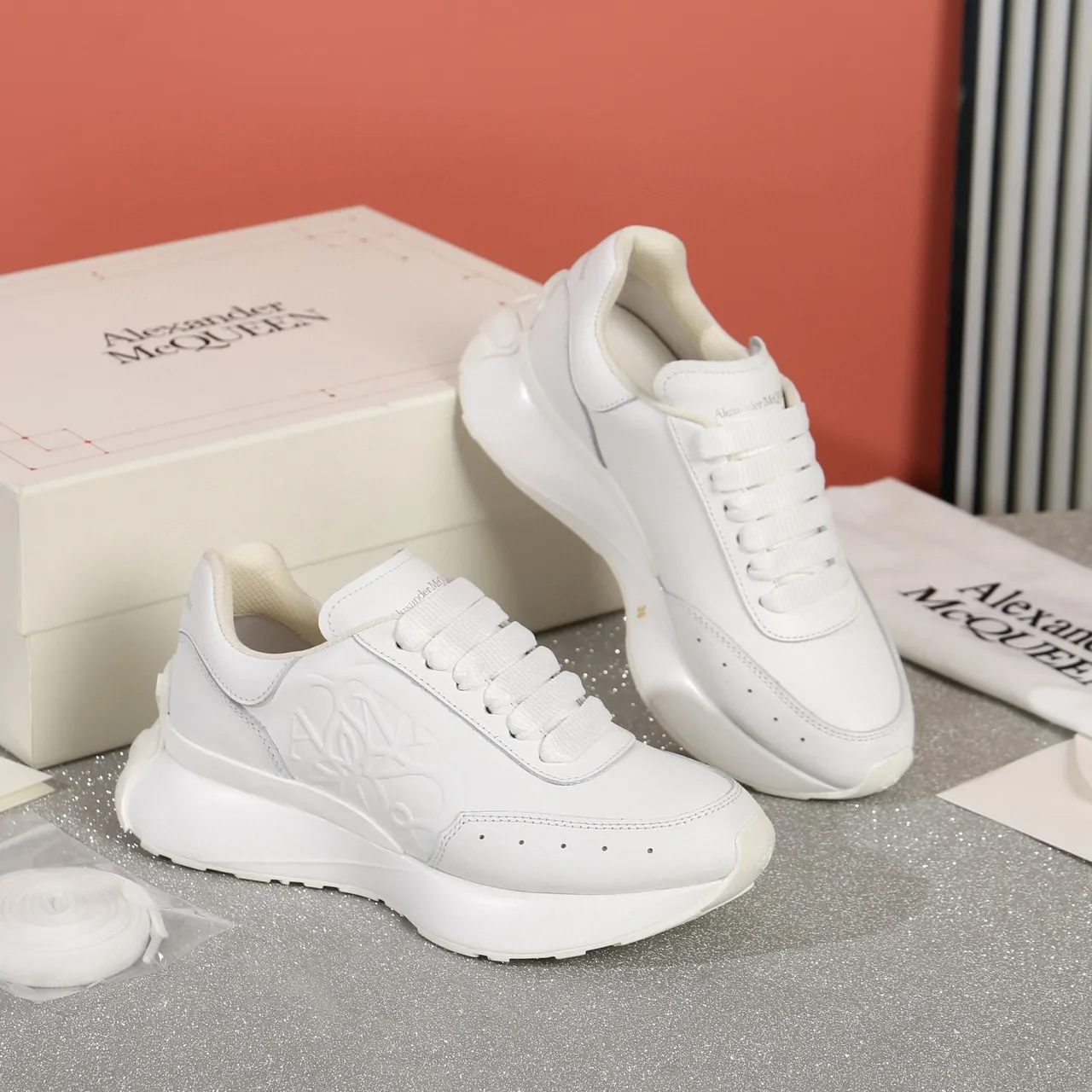 Alexander McQueen tênis oversized branco lifestyle 8