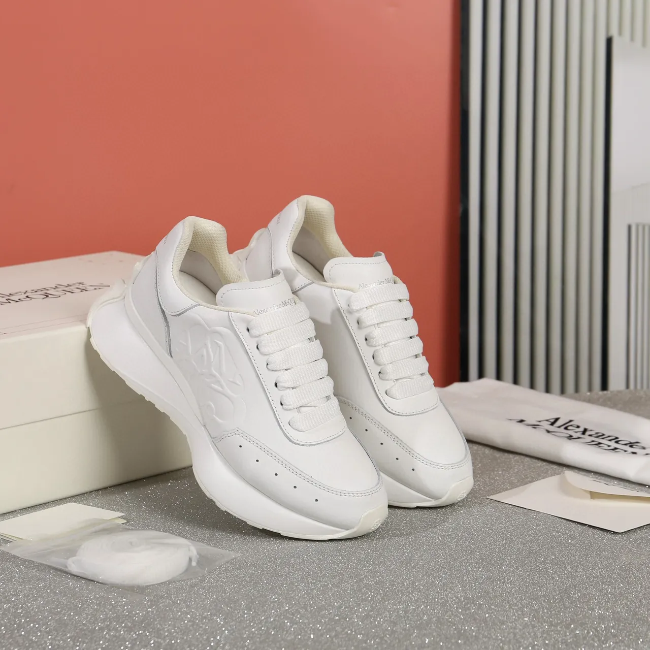 Alexander McQueen tênis oversized branco lifestyle 9