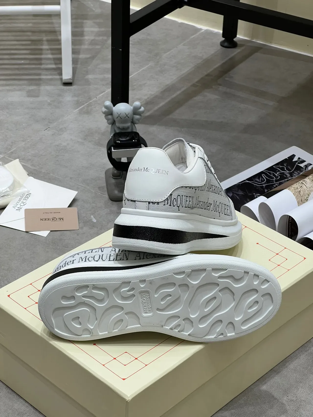 Alexander McQueen Sneakers lifestyle oversize blanches logo-print 2