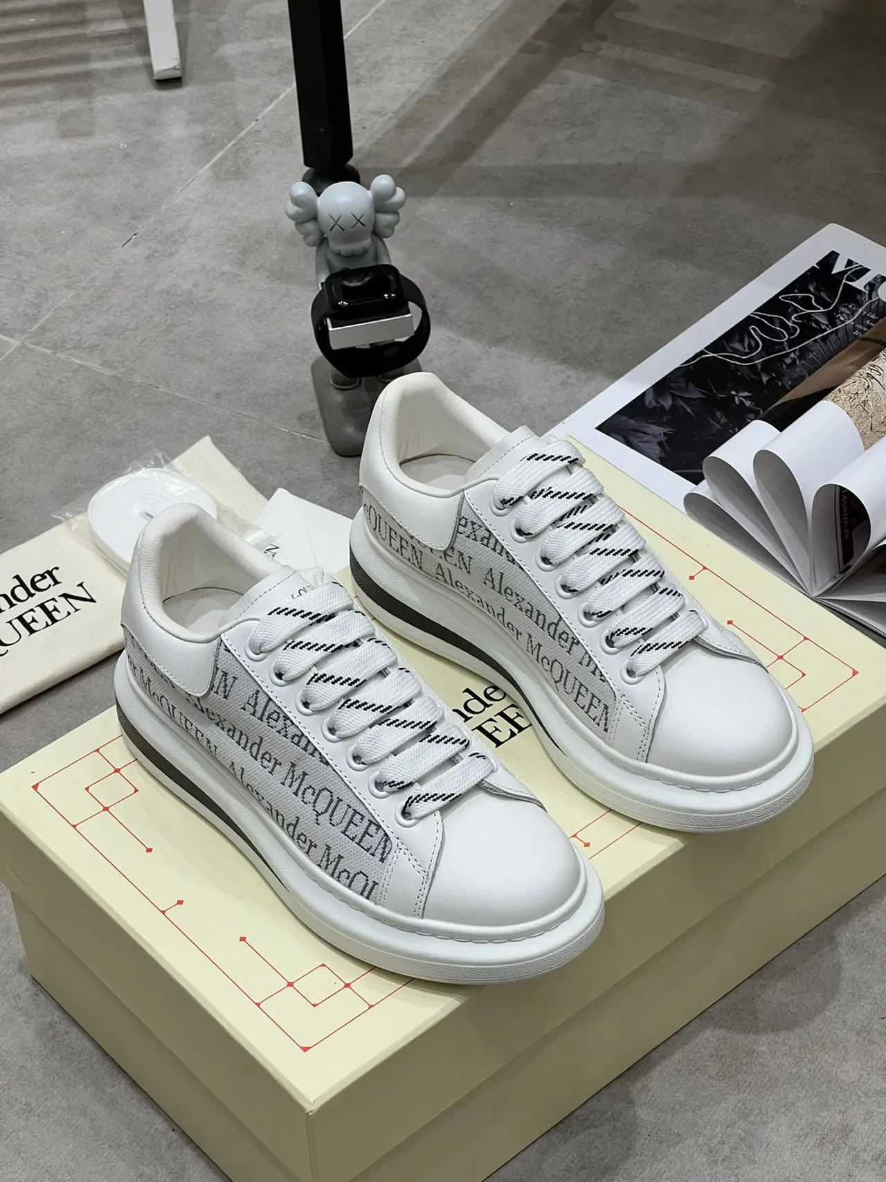 Alexander McQueen Sneakers lifestyle oversize blanches logo-print 3