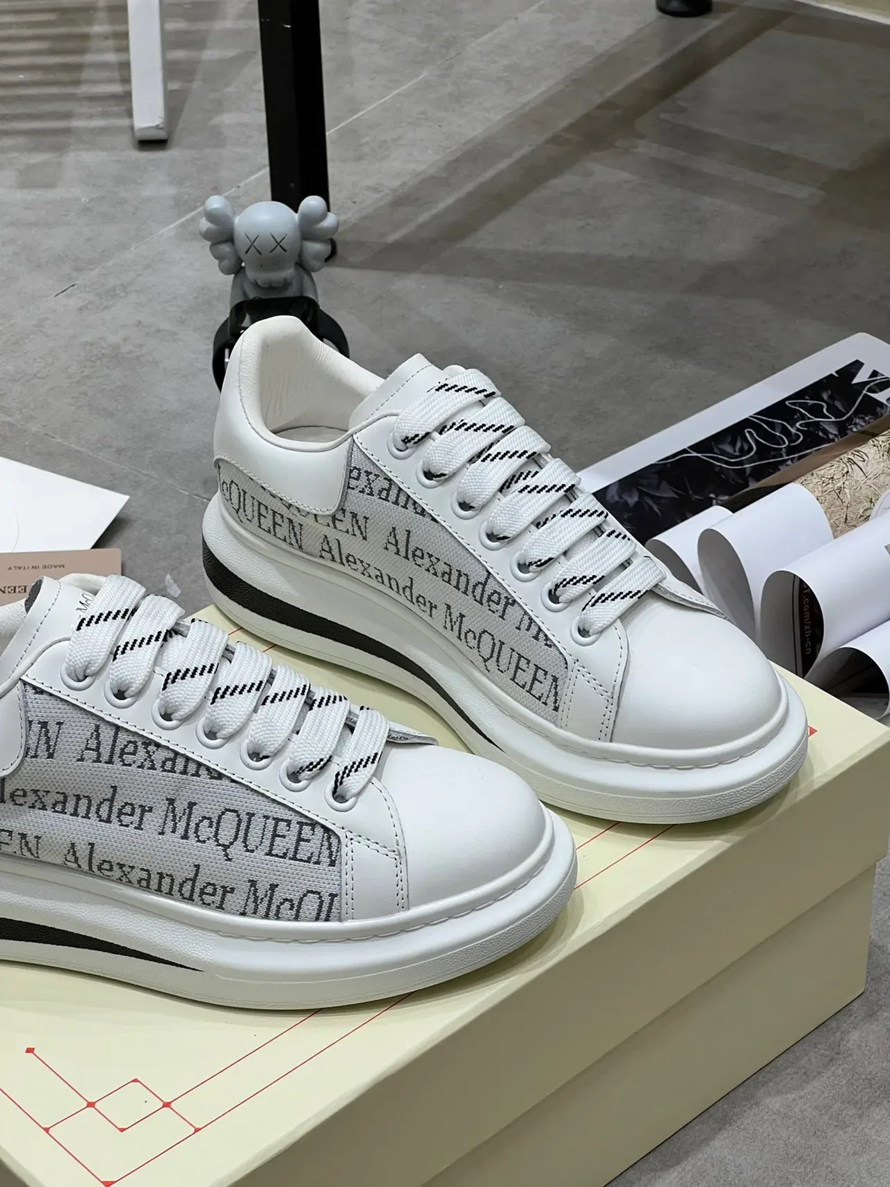 Alexander McQueen Sneakers lifestyle oversize blanches logo-print 4