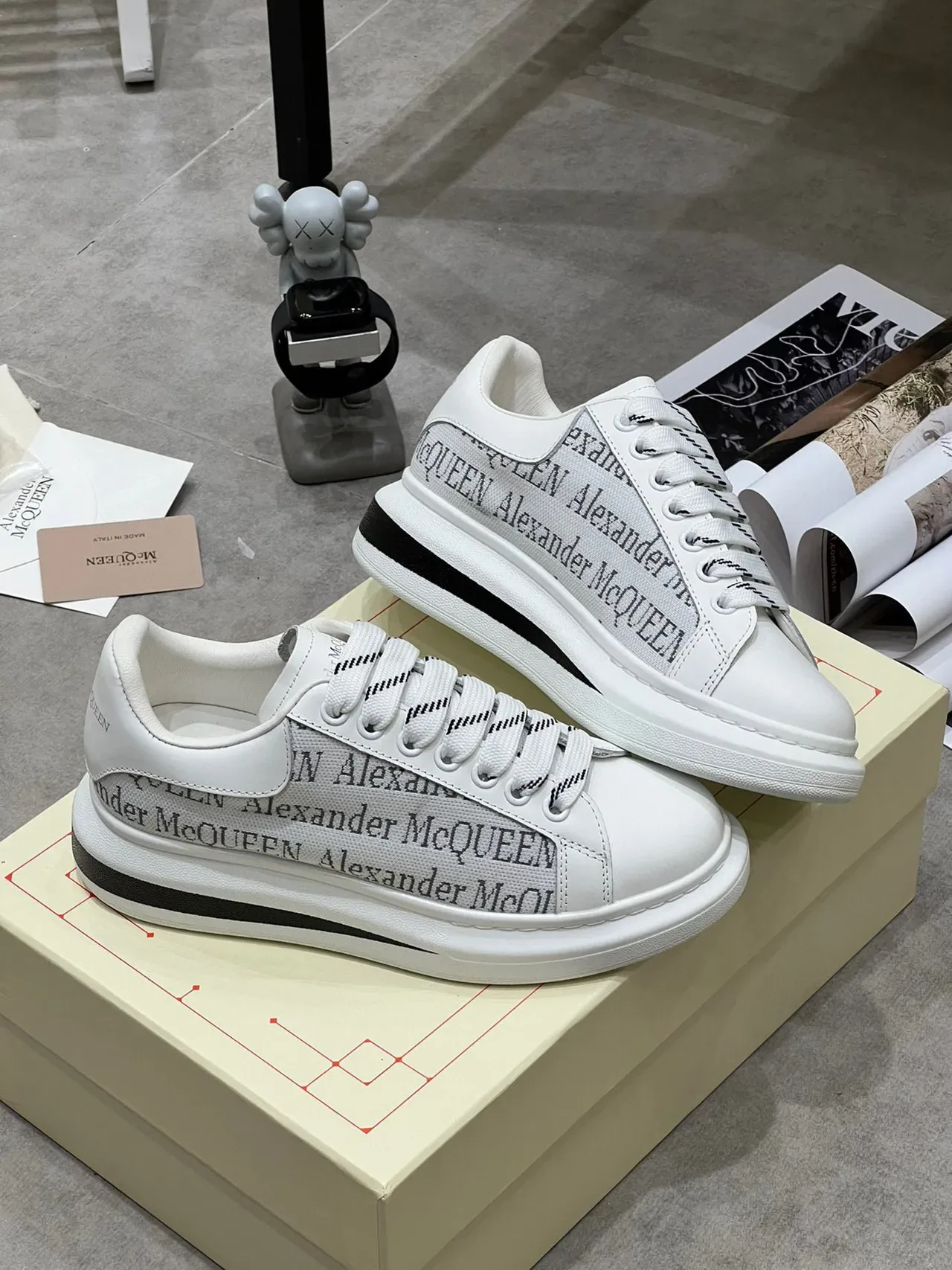 Alexander McQueen Sneakers lifestyle oversize blanches logo-print 5