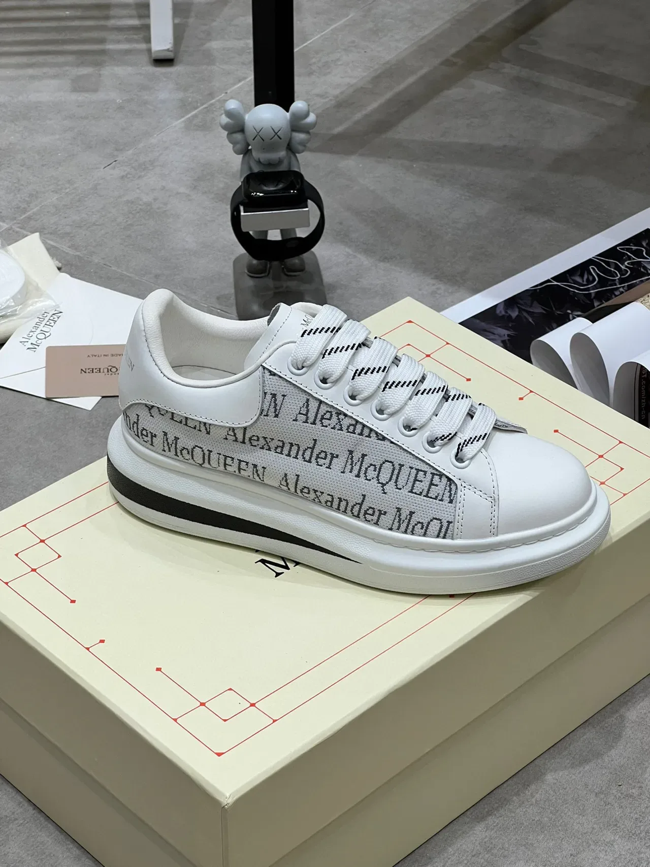 Alexander McQueen Sneakers lifestyle oversize blanches logo-print 6