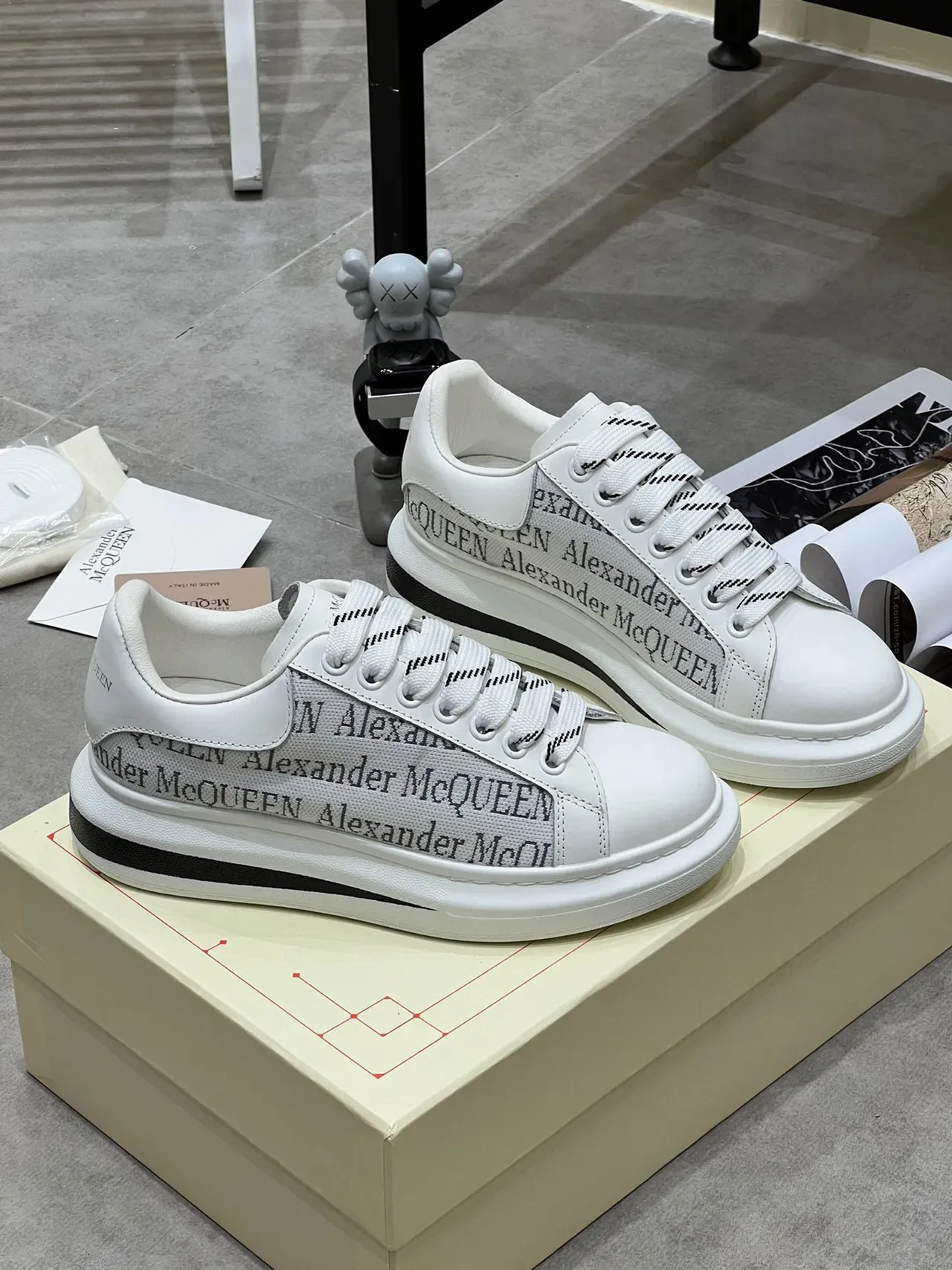 Alexander McQueen Sneakers lifestyle oversize blanches logo-print 7