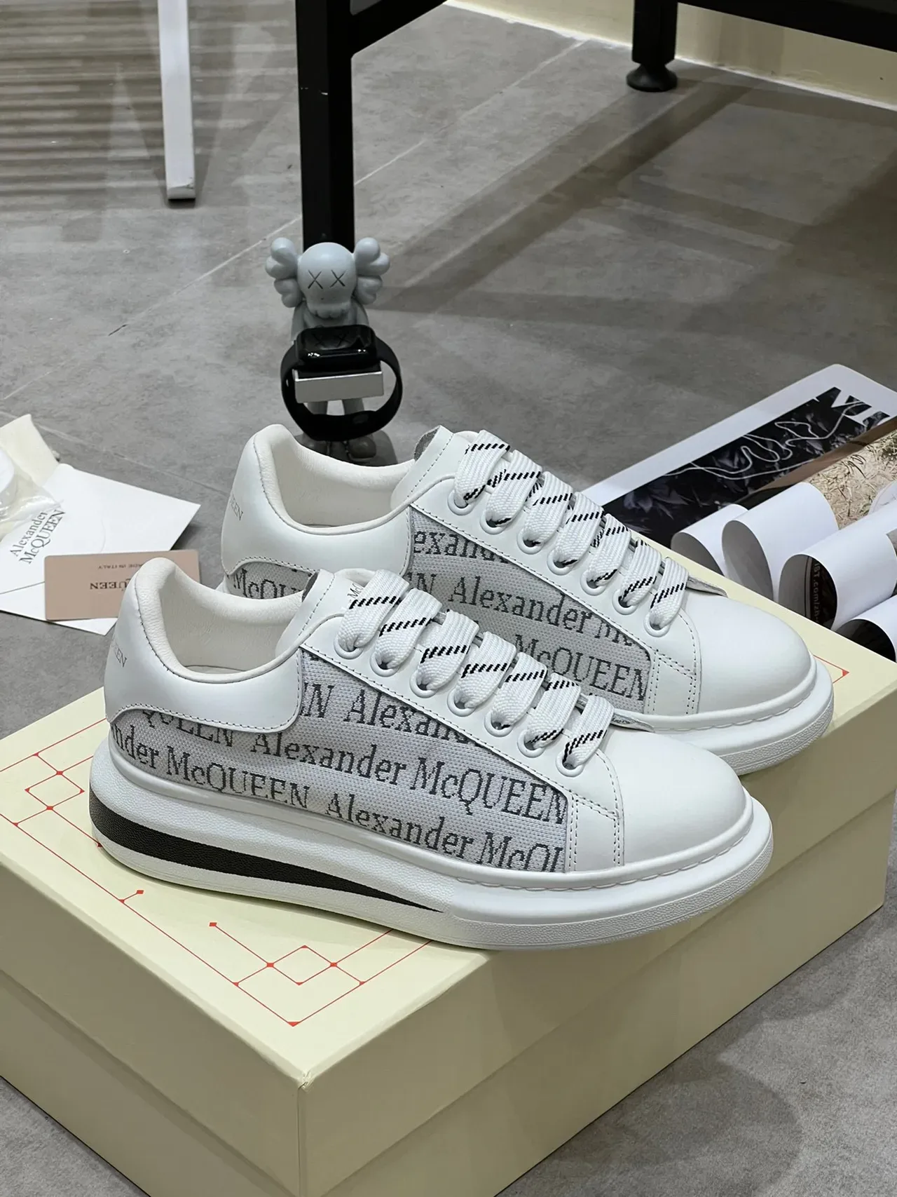 Alexander McQueen Sneakers lifestyle oversize blanches logo-print 8
