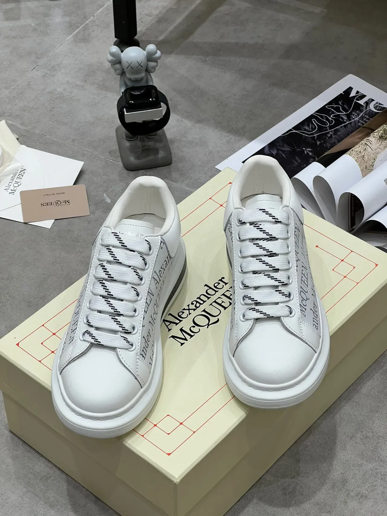 Alexander McQueen Sneakers lifestyle oversize blanches logo-print 9