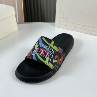 Alexander McQueen प्रिंटेड स्ट्रैप स्लाइड स्लिपर्स
