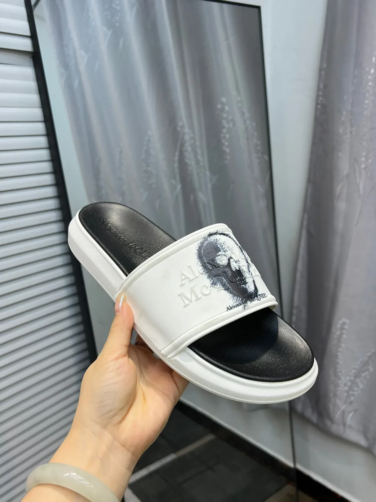 Alexander McQueen Slide Blancos y Negros 6