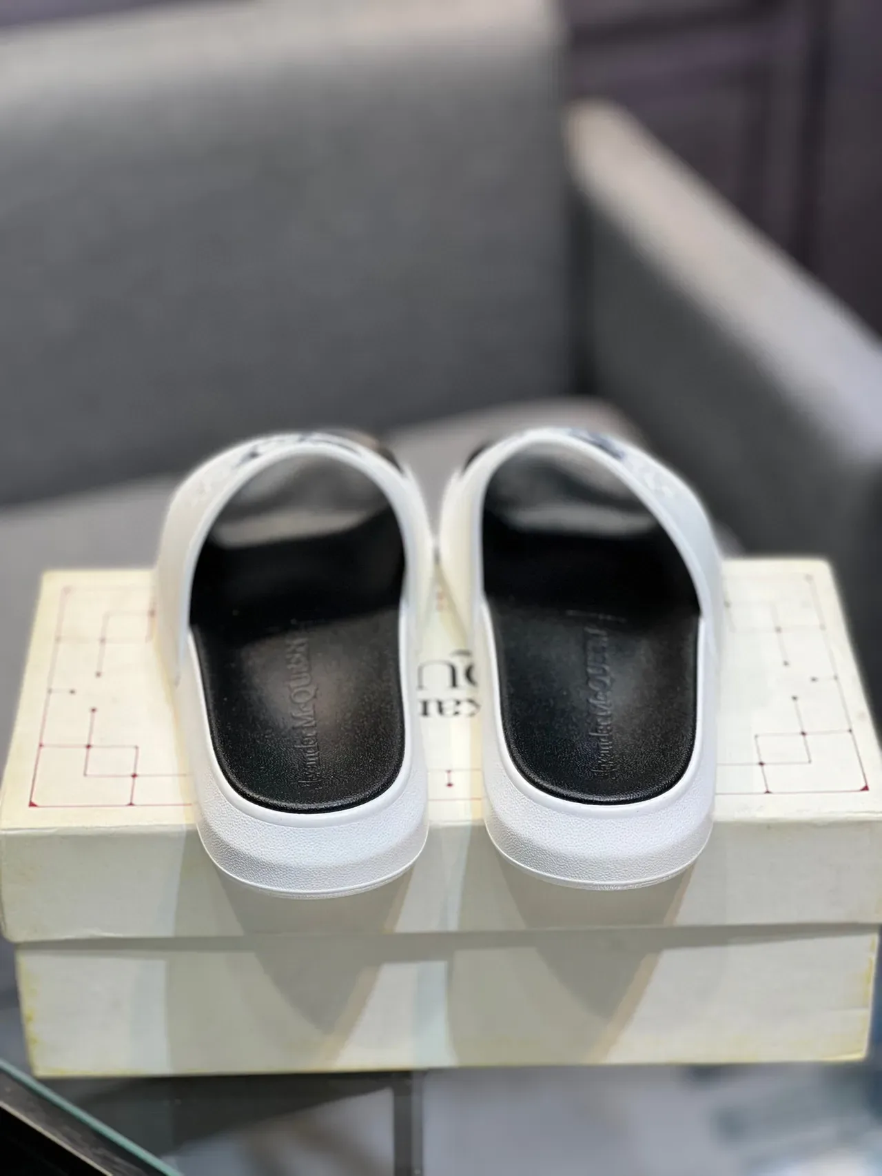 Alexander McQueen Slide Blancos y Negros 8