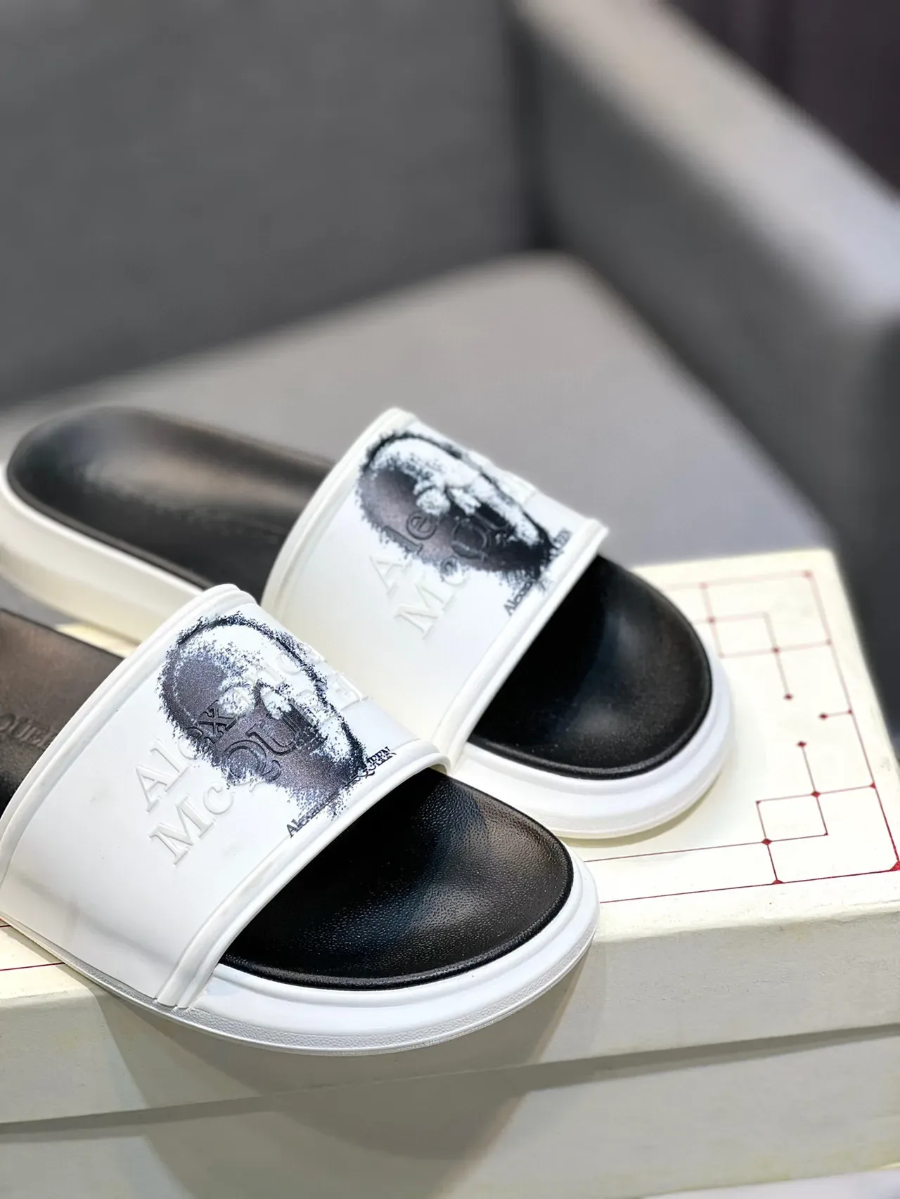 Alexander McQueen Slide Blancos y Negros 9