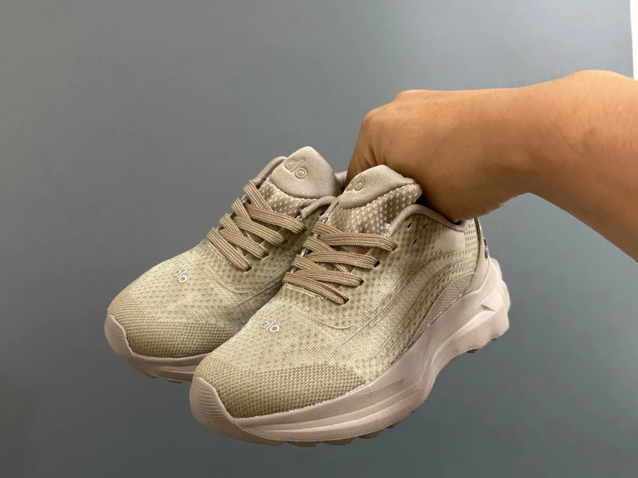 Zapatillas Alo color marrón con parte superior de malla técnica y entresuela ondulada esculpida 9