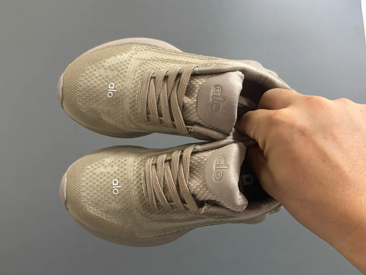 Zapatillas Alo color marrón con parte superior de malla técnica y entresuela ondulada esculpida 10