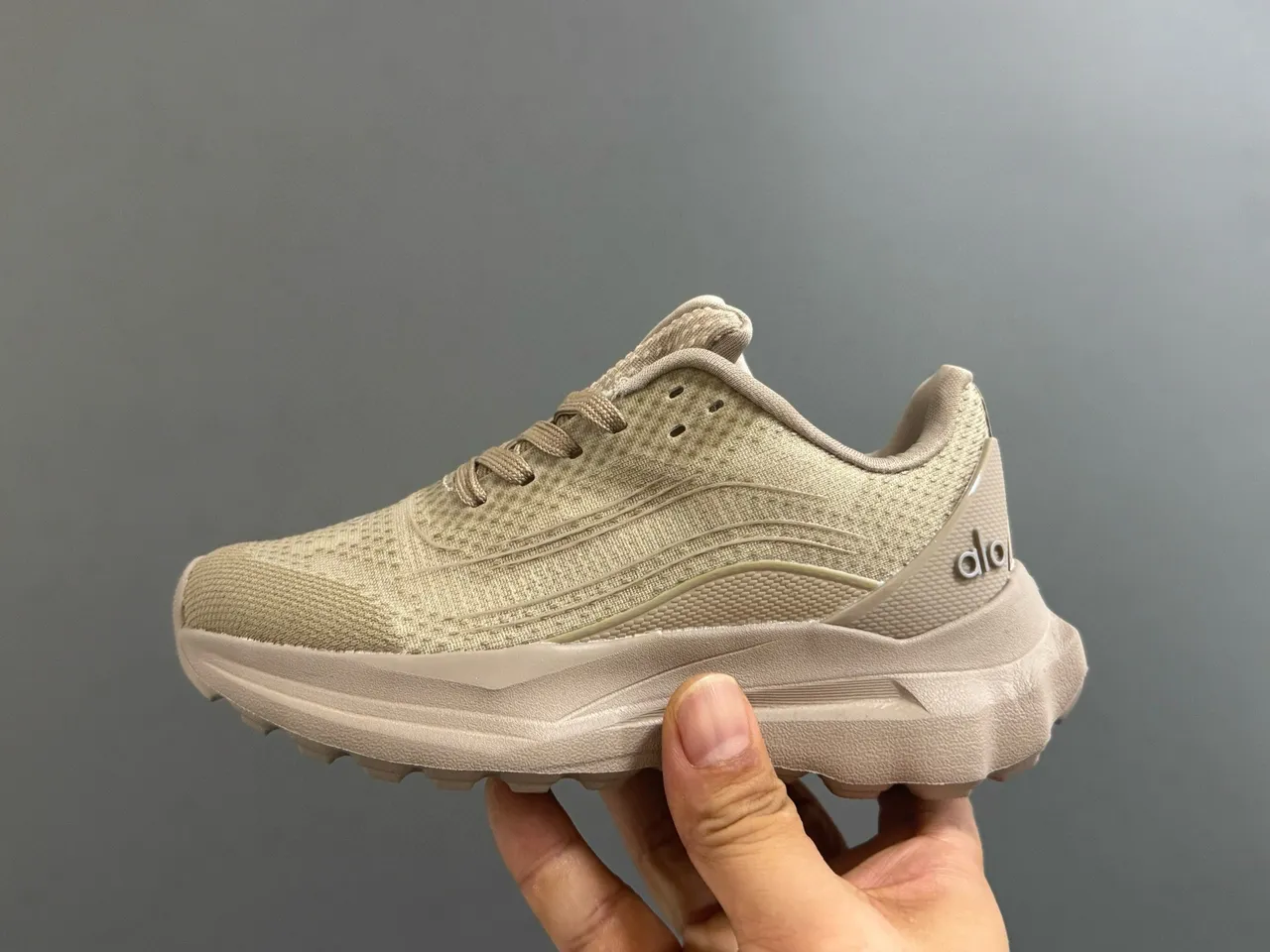 Zapatillas Alo color marrón con parte superior de malla técnica y entresuela ondulada esculpida 11