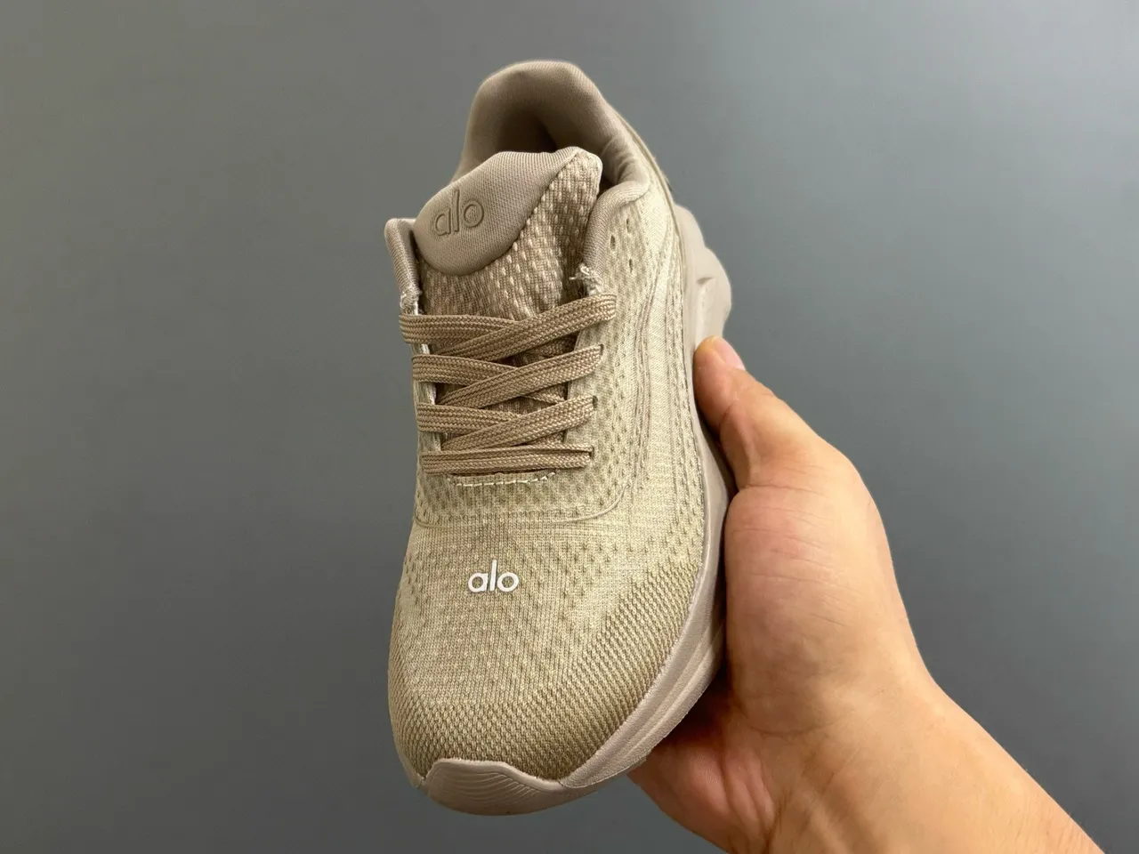 Zapatillas Alo color marrón con parte superior de malla técnica y entresuela ondulada esculpida 12
