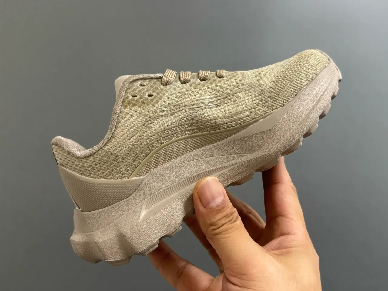 Zapatillas Alo color marrón con parte superior de malla técnica y entresuela ondulada esculpida 13