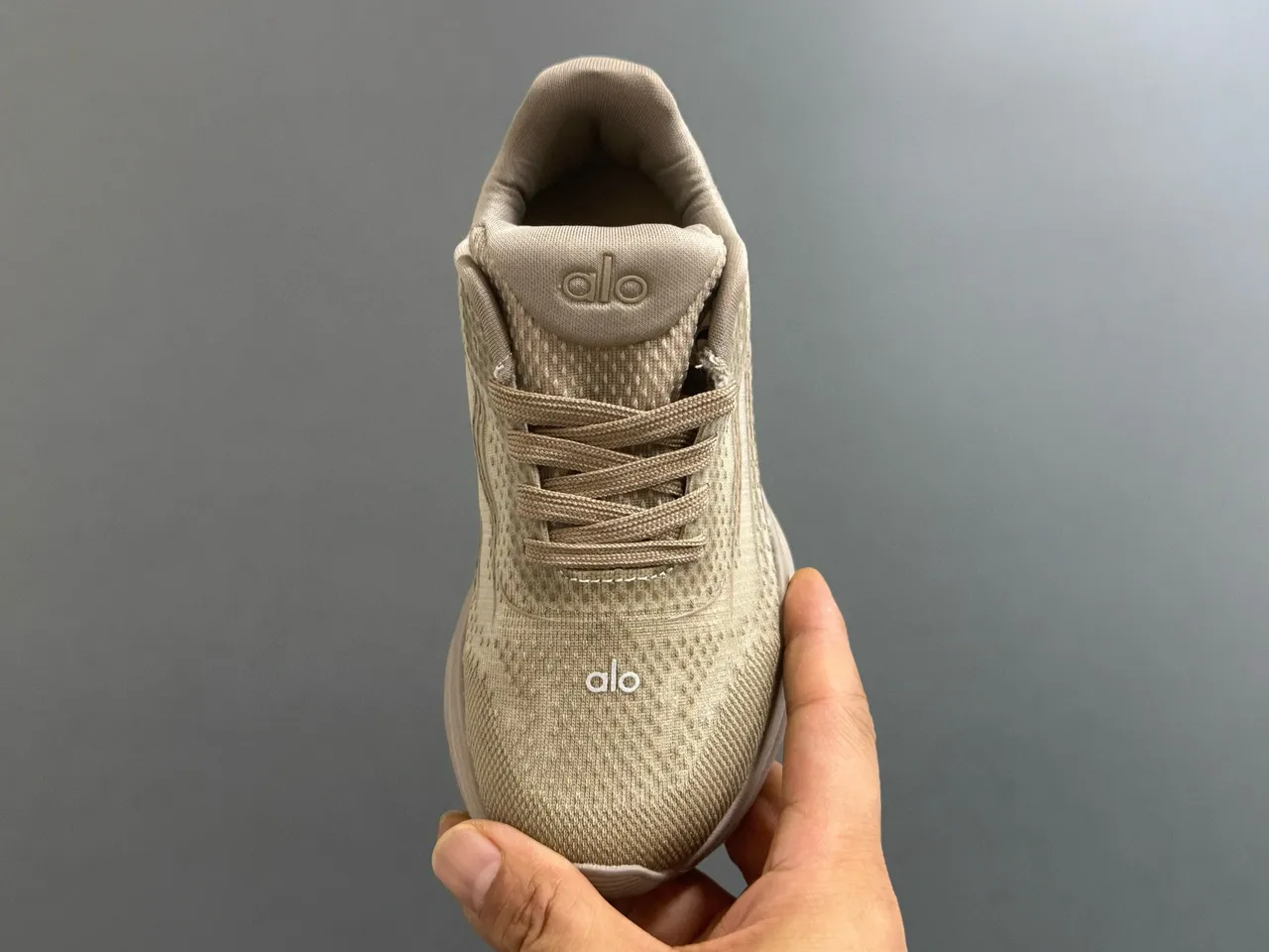 Zapatillas Alo color marrón con parte superior de malla técnica y entresuela ondulada esculpida 14