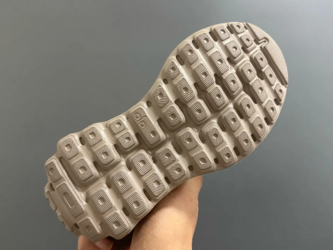 Zapatillas Alo color marrón con parte superior de malla técnica y entresuela ondulada esculpida 16