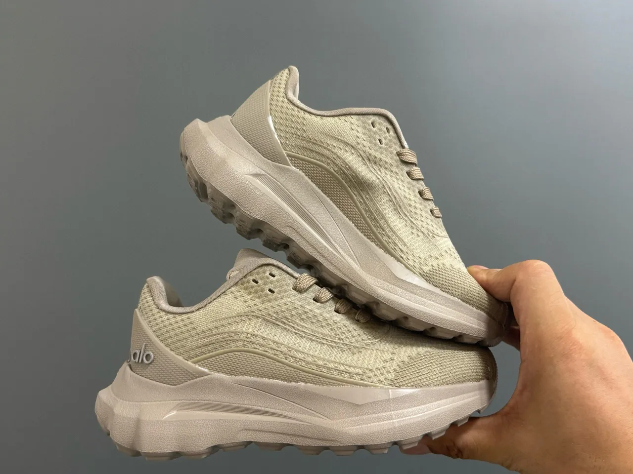 Zapatillas Alo color marrón con parte superior de malla técnica y entresuela ondulada esculpida 17