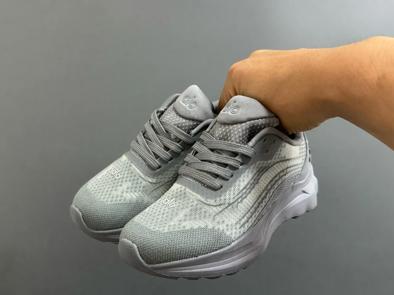 Zapatillas Alo color marrón con parte superior de malla técnica y entresuela ondulada esculpida 18