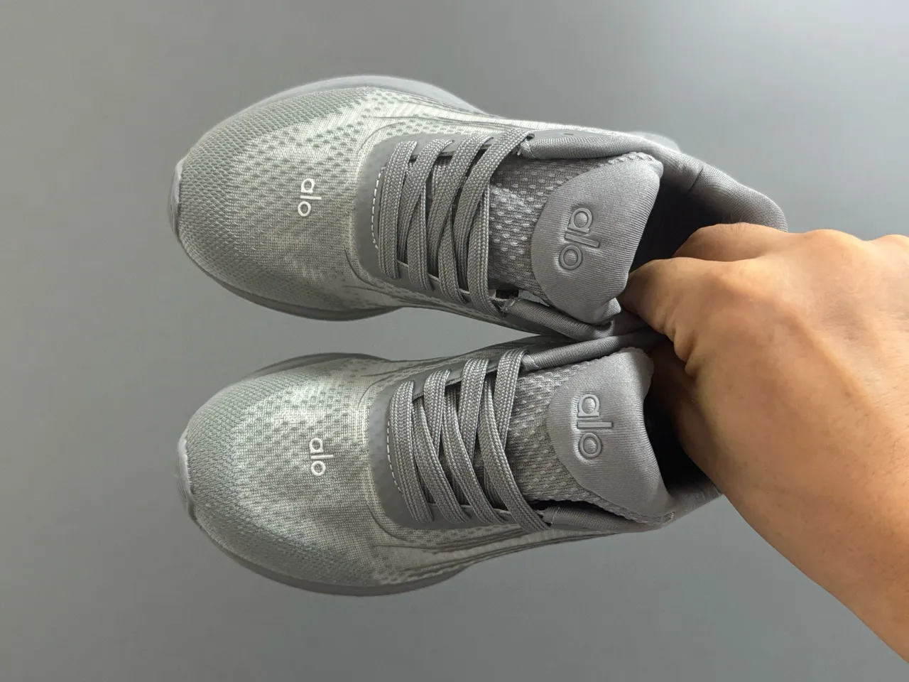 Zapatillas Alo color marrón con parte superior de malla técnica y entresuela ondulada esculpida 19