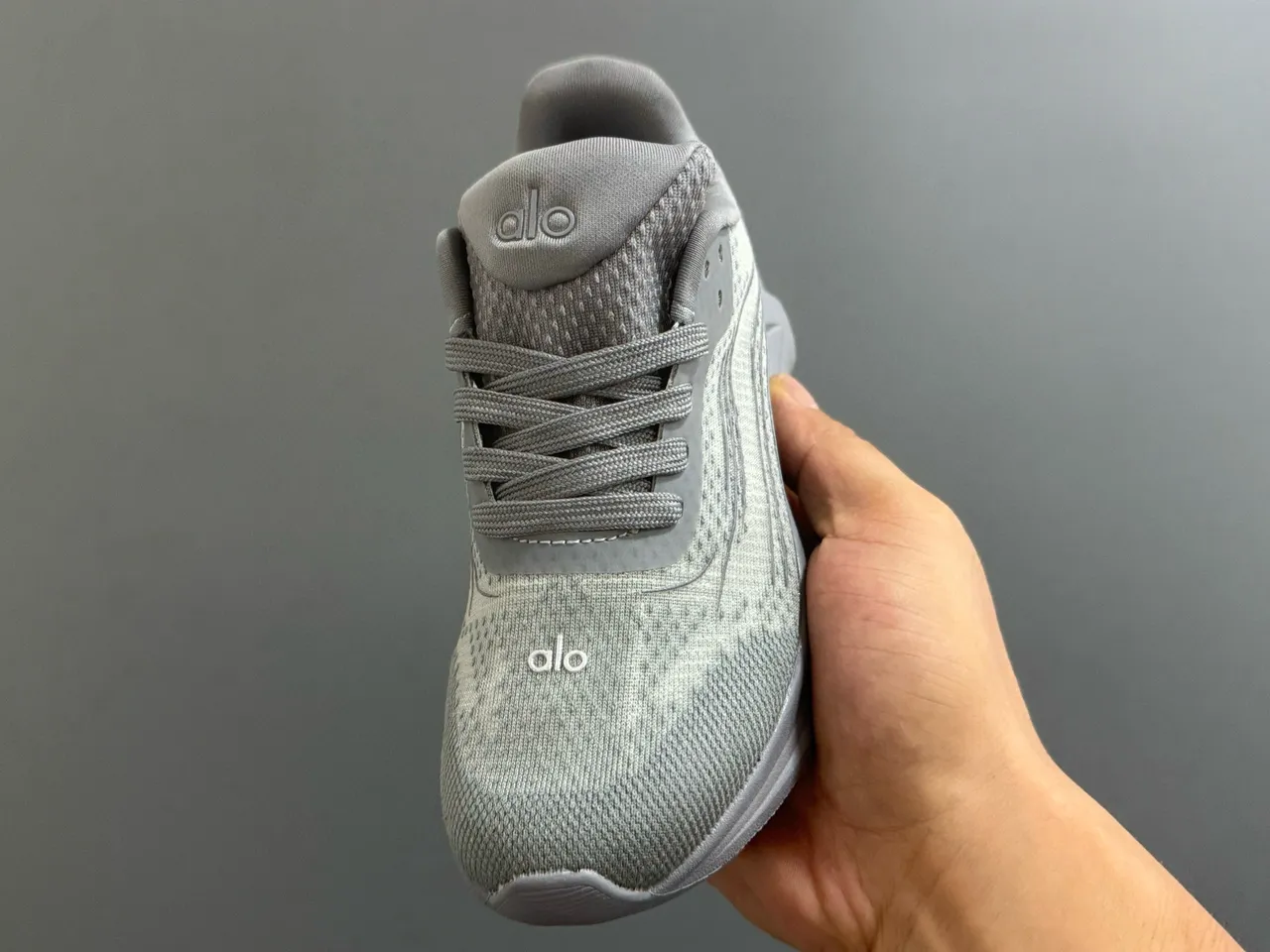 Zapatillas Alo color marrón con parte superior de malla técnica y entresuela ondulada esculpida 20