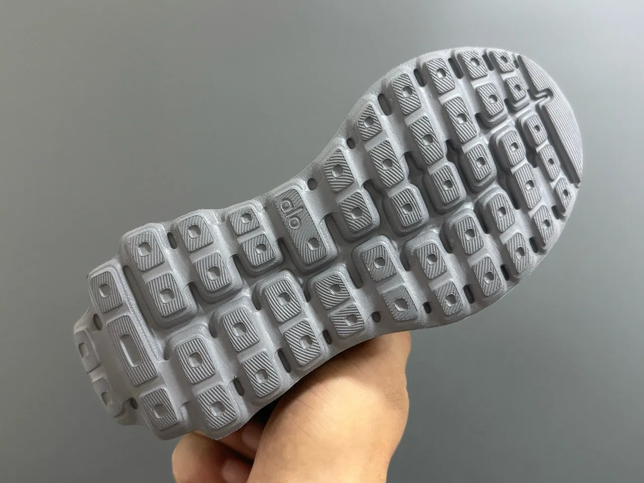 Zapatillas Alo color marrón con parte superior de malla técnica y entresuela ondulada esculpida 21