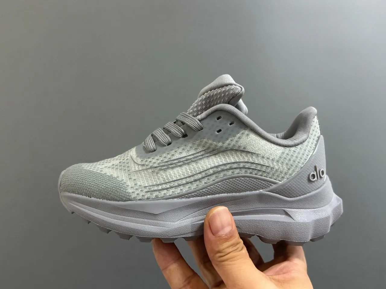 Zapatillas Alo color marrón con parte superior de malla técnica y entresuela ondulada esculpida 22