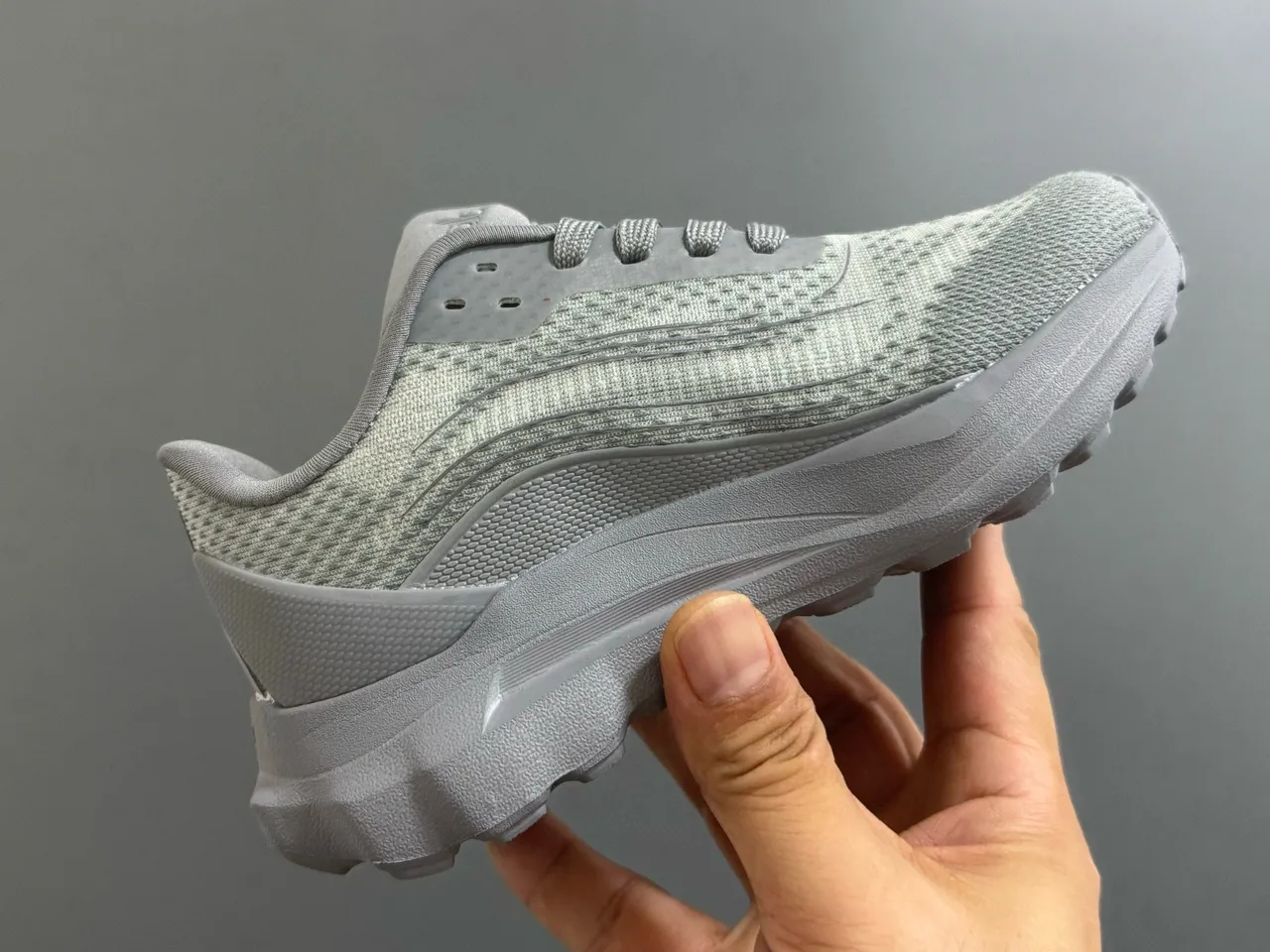 Zapatillas Alo color marrón con parte superior de malla técnica y entresuela ondulada esculpida 24