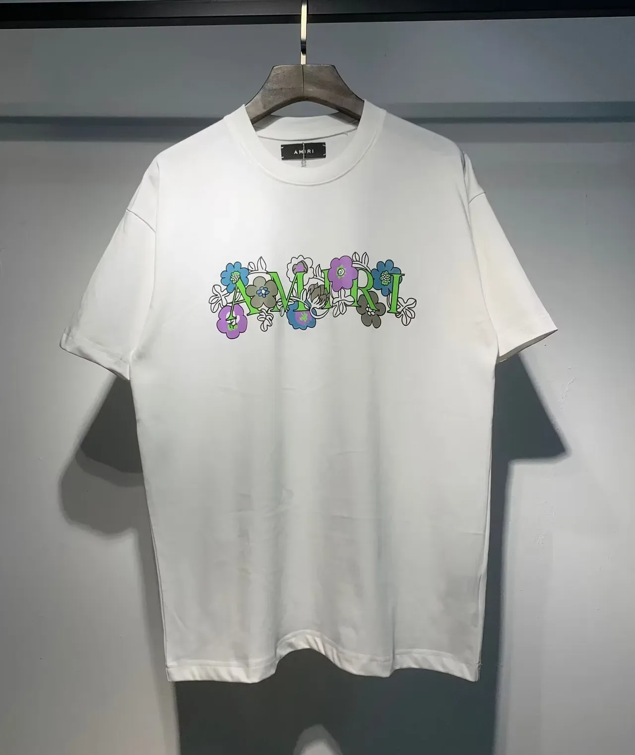 Camiseta gráfica Amiri com logo floral 7