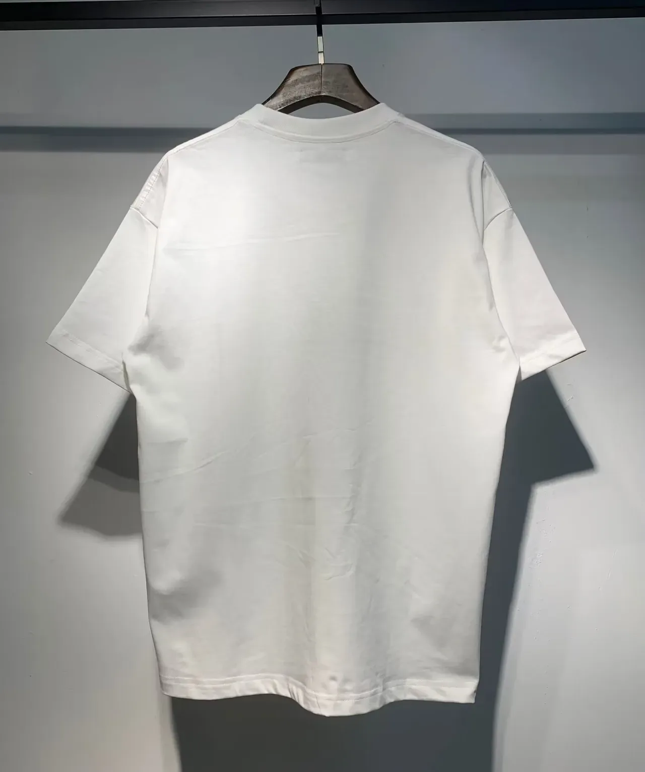 Camiseta gráfica Amiri com logo floral 8