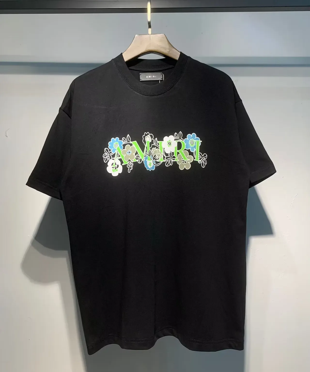 Camiseta gráfica Amiri com logo floral 10