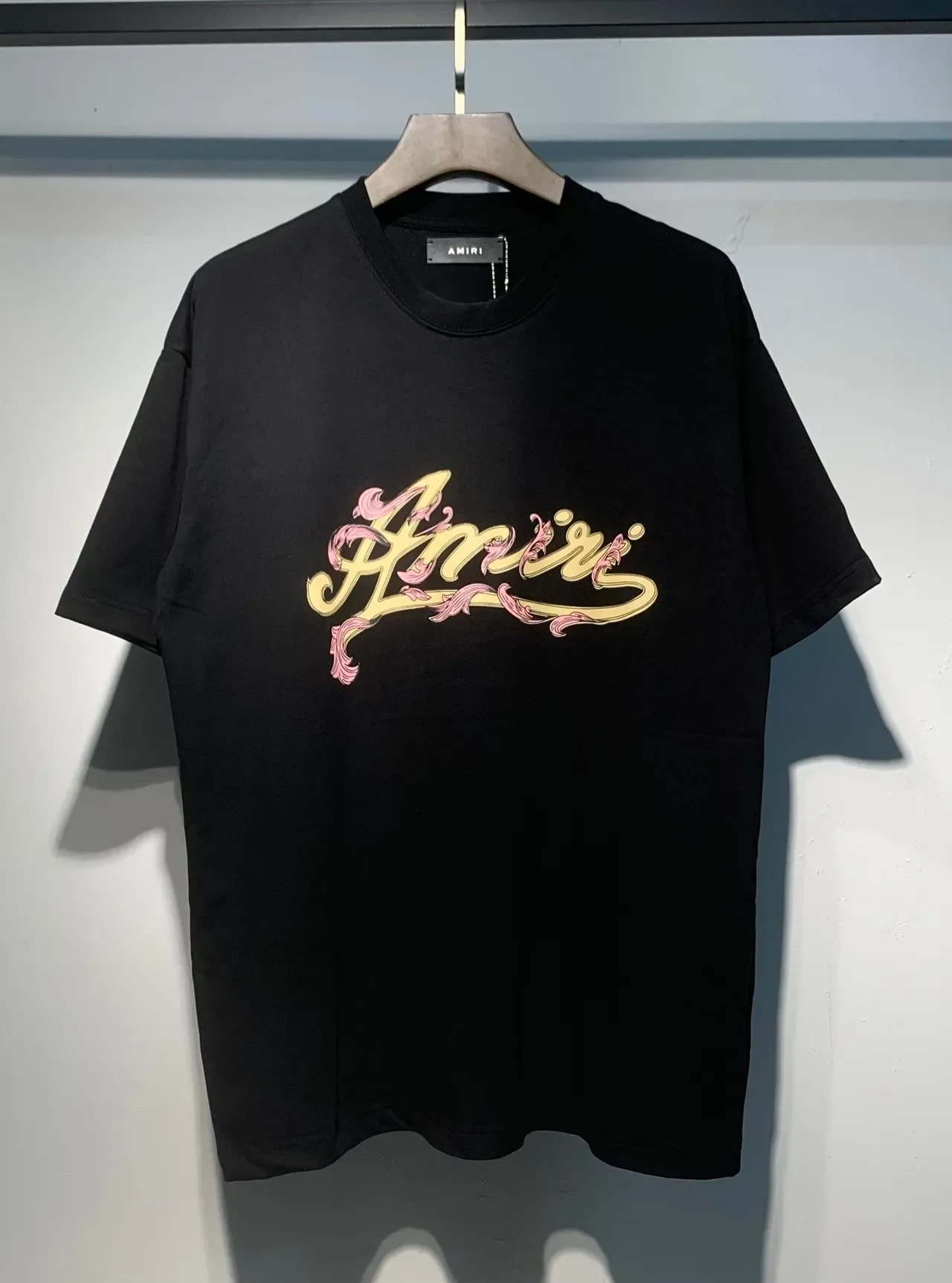 Camiseta Amiri com logo script gráfico 11
