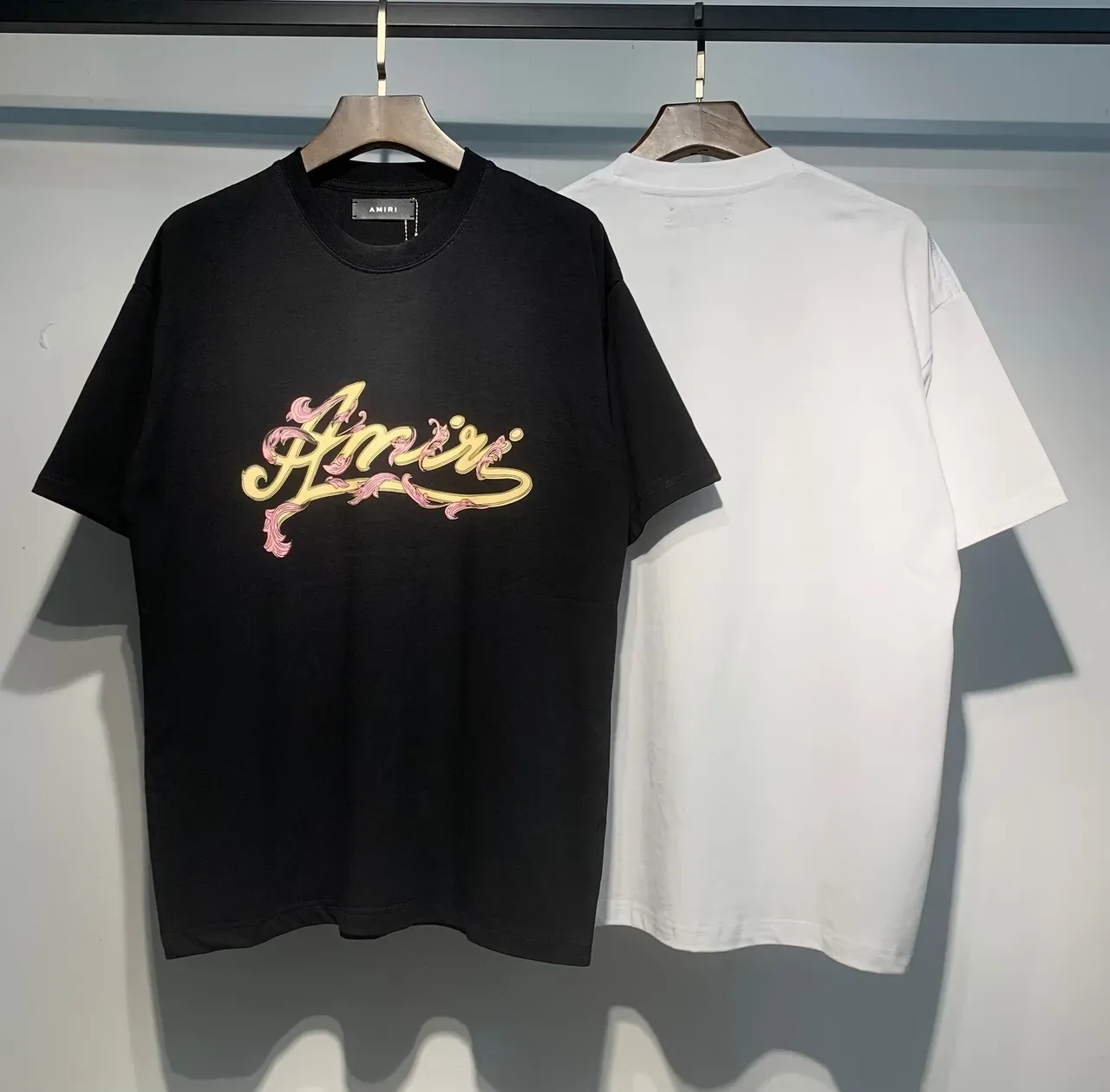 Camiseta Amiri com logo script gráfico 12