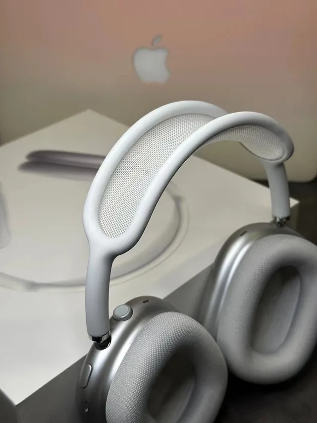 Apple AirPods Max White and Black Over-Ear Headphones 6