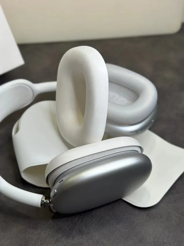 Apple AirPods Max White and Black Over-Ear Headphones 11