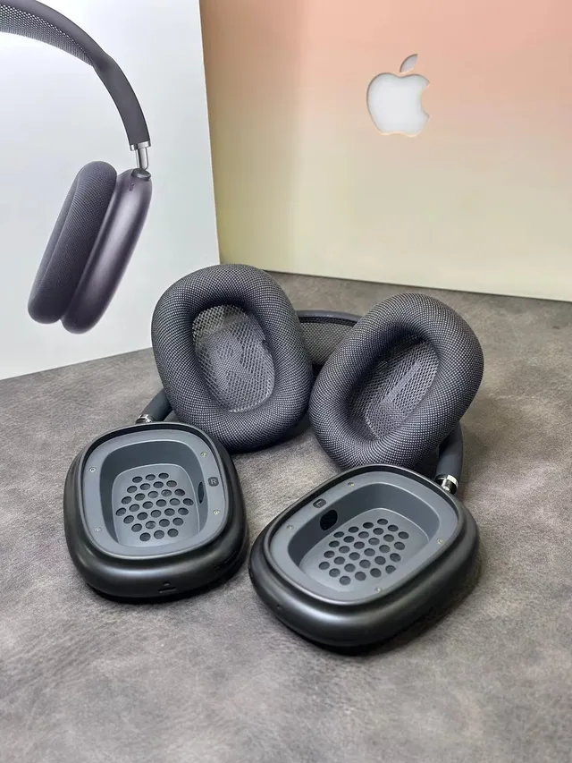 Apple AirPods Max White and Black Over-Ear Headphones 19