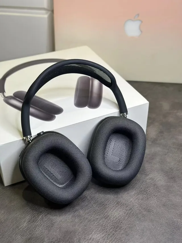 Apple AirPods Max White and Black Over-Ear Headphones 21