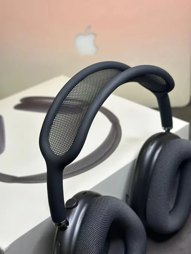 Apple AirPods Max White and Black Over-Ear Headphones 23