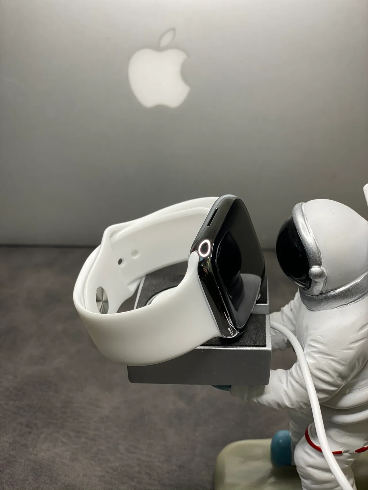 Apple Watch सफेद चांदी समतल-धारीदार स्टेनलेस स्टील केस स्पोर्ट बैंड स्पोर्ट्स वॉच 4