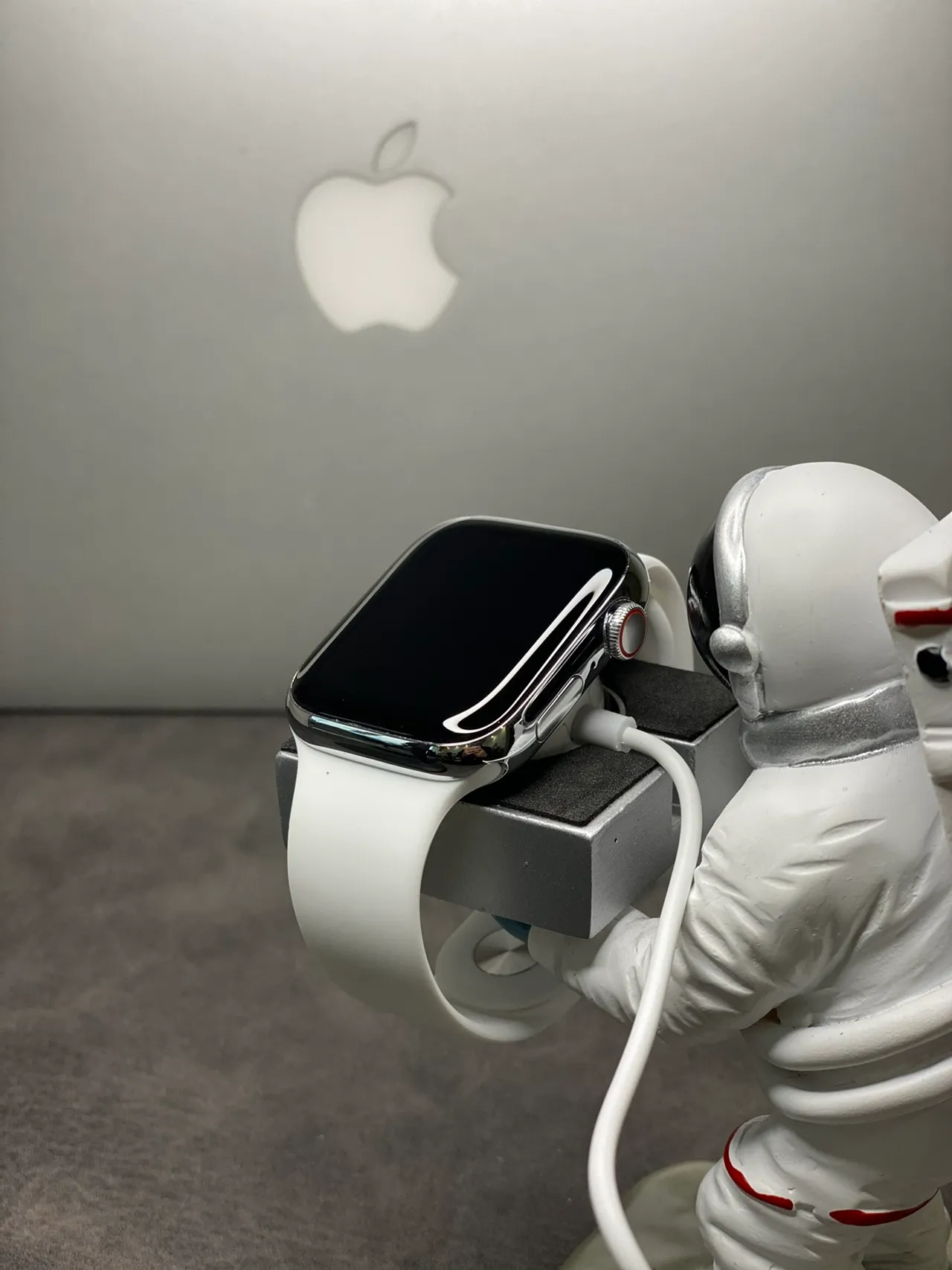 Apple Watch सफेद चांदी समतल-धारीदार स्टेनलेस स्टील केस स्पोर्ट बैंड स्पोर्ट्स वॉच 7